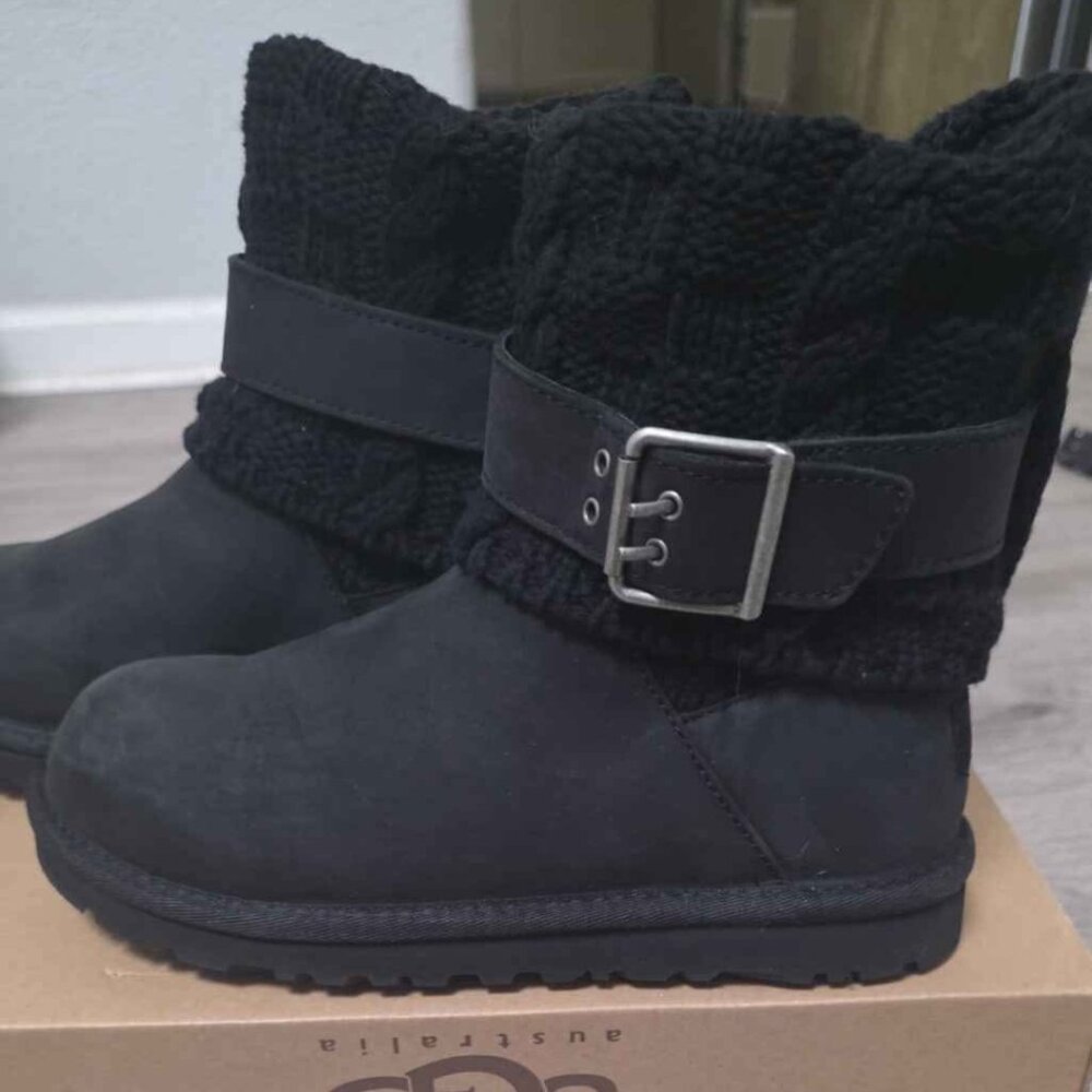 Brand new Ugg Black Belted Cassidee size 5 womens